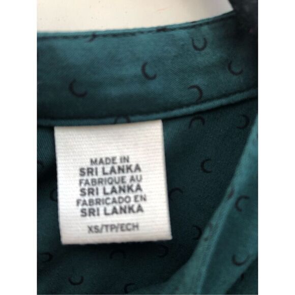 Levi’s Women's Size Extra Small (ES) Button Shirt Green with Black Moon Shapes - Picture 5 of 6